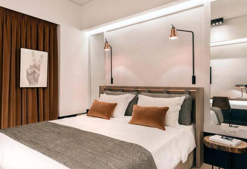 标准间内部标间, Niki Athens