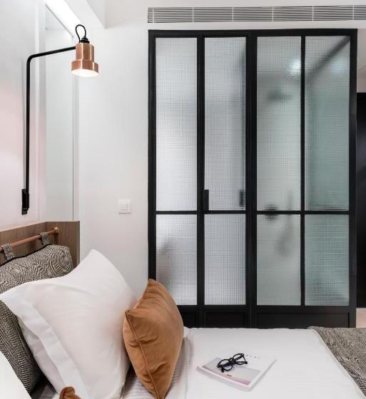 标准间内部标间, Niki Athens