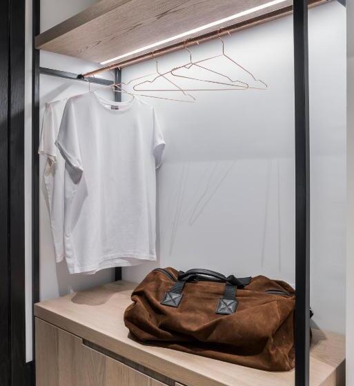 标准间, Niki Athens