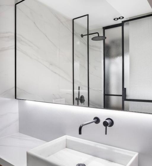 标准间, Niki Athens