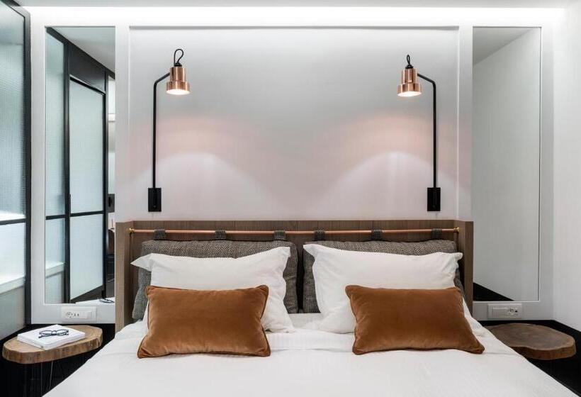 标准间, Niki Athens