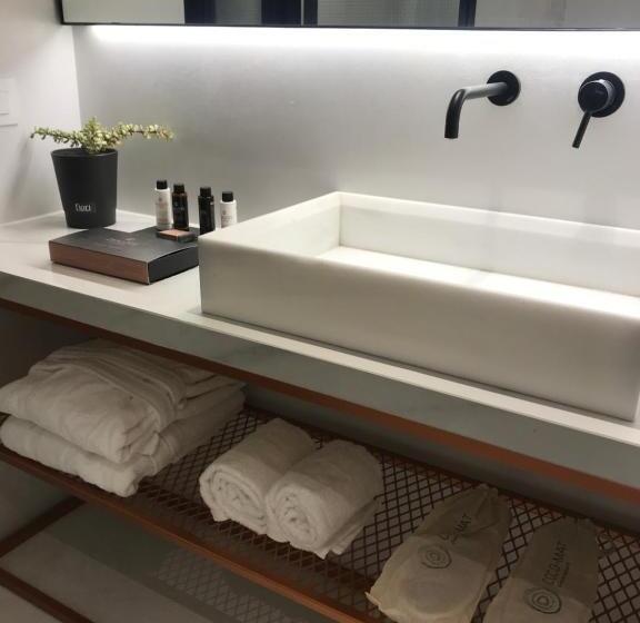 舒适型单人间, Niki Athens