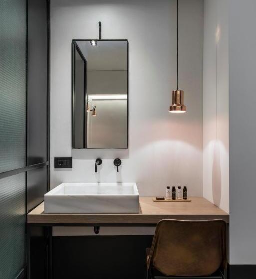 舒适型单人间, Niki Athens