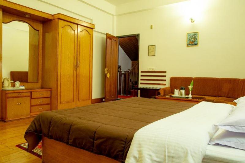 수피리어 룸, Rhenock House