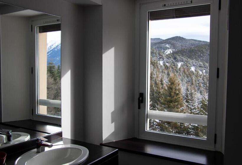 غرفة قياسية مطلة على الجبل, Corrieu