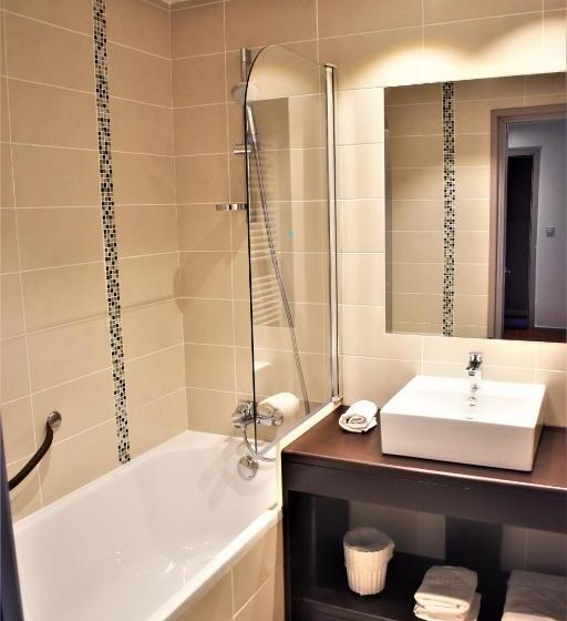 جناح جونيور مطل على الجبل, Corrieu