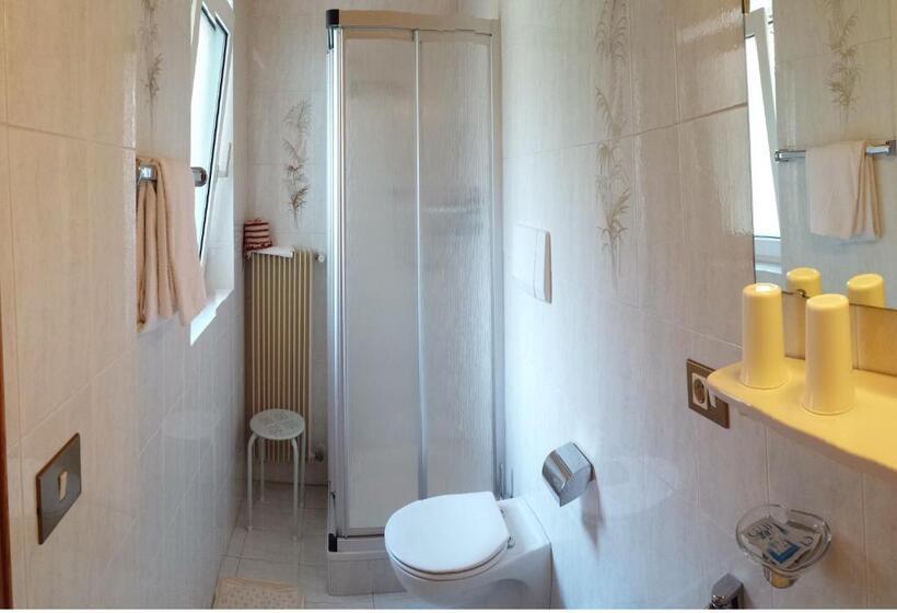 חדר סטנדרט לשלושה עם מרפסת, Felsenegg