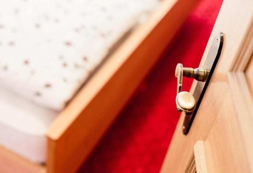 חדר לארבעה סטנדרטי עם מרפסת, Felsenegg