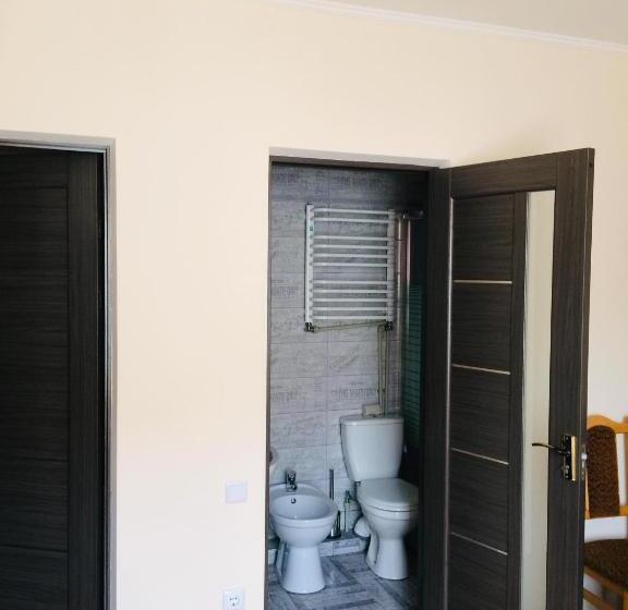 חדר קומפורט לשלושה, Manchela садиба