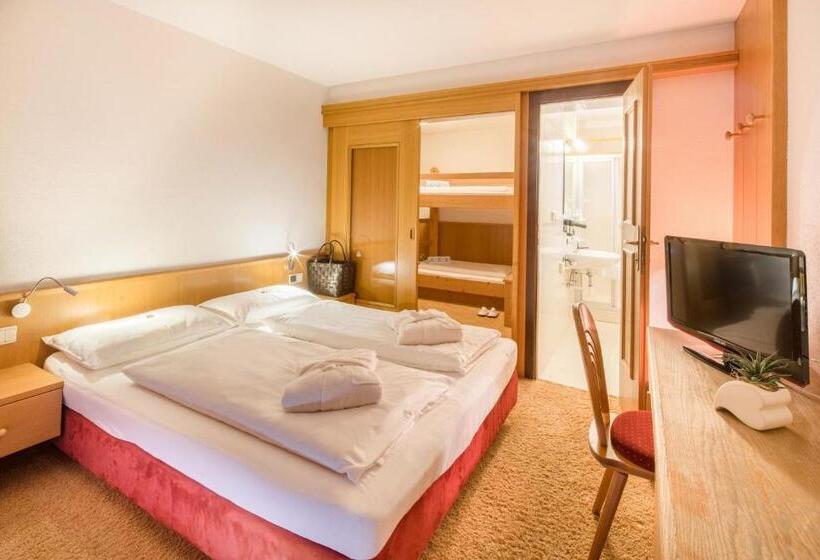 Четырехместный Номер Стандарт с Балконом, Piccolo Hotel Gurschler