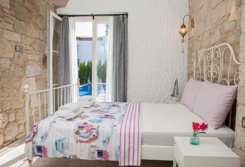 اتاق استاندارد با چشم‌انداز استخر, Kybele Suites Alaçatı