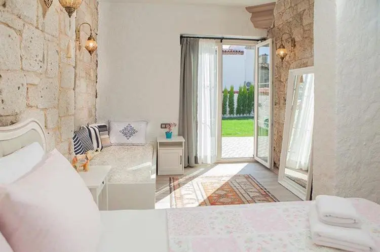 اتاق استاندارد سه تخته با چشم‌انداز استخر, Kybele Suites Alaçatı