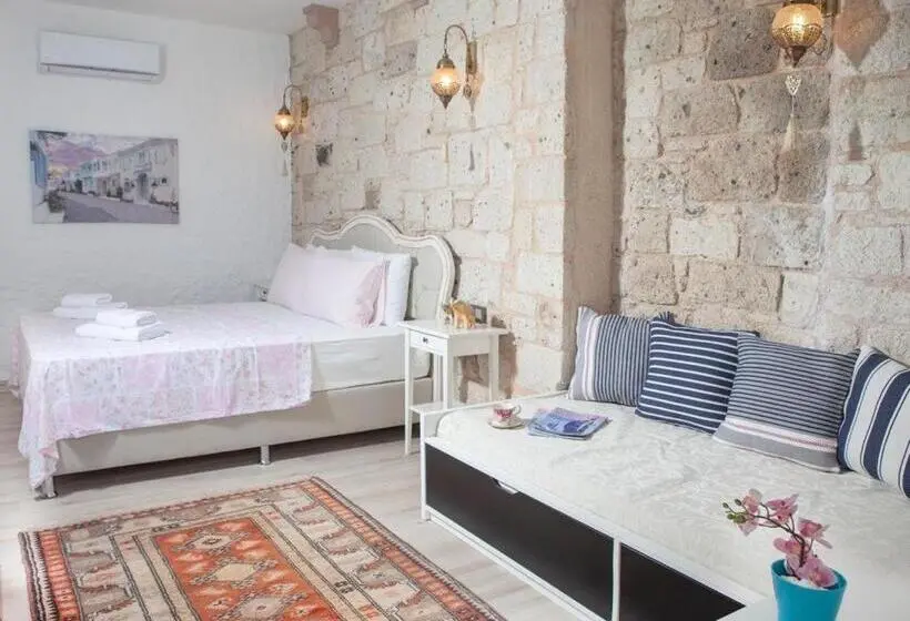 اتاق استاندارد سه تخته با چشم‌انداز استخر, Kybele Suites Alaçatı