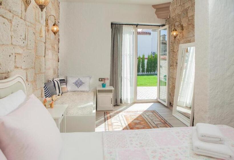 Quarto Triplo Standard Vista Piscina, Kybele Suites Alaçatı