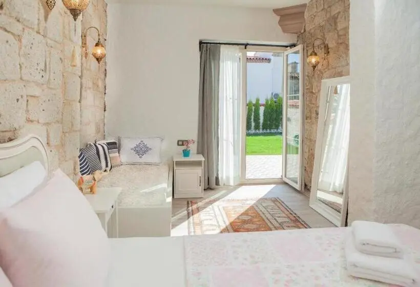 اتاق استاندارد سه تخته با چشم‌انداز استخر, Kybele Suites Alaçatı