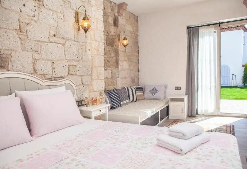 اتاق استاندارد سه تخته با چشم‌انداز استخر, Kybele Suites Alaçatı