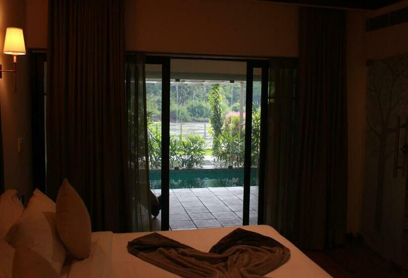 جناح مزود بحمام سباحة, Niraamaya Retreats Samroha Athirappilly