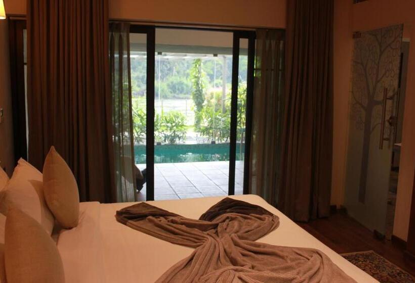 جناح مزود بحمام سباحة, Niraamaya Retreats Samroha Athirappilly