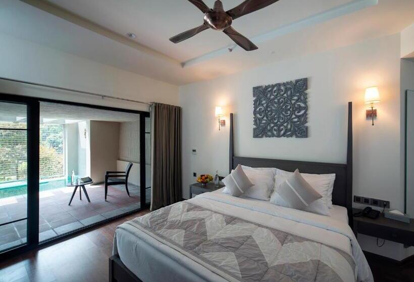 جناح مزود بحمام سباحة, Niraamaya Retreats Samroha Athirappilly