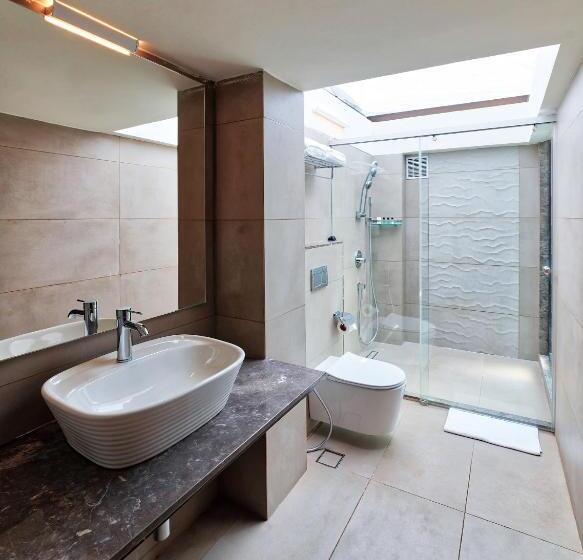 جناح مزود بحمام سباحة, Niraamaya Retreats Samroha Athirappilly