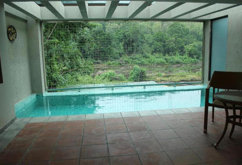 جناح مزود بحمام سباحة, Niraamaya Retreats Samroha Athirappilly