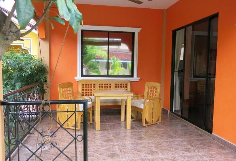 خانه یا کلبه ی ییلاقی با نمای استخر, Alona S Coral Garden Resort