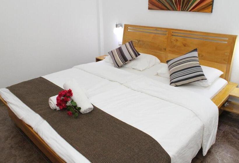 خانه یا کلبه ی ییلاقی با نمای استخر, Alona S Coral Garden Resort