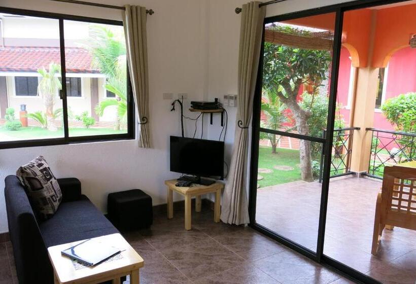 خانه یا کلبه ی ییلاقی با نمای استخر, Alona S Coral Garden Resort