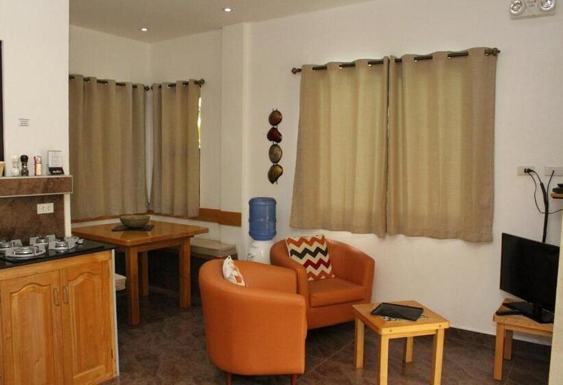 خانه یا کلبه ی ییلاقی با نمای استخر, Alona S Coral Garden Resort