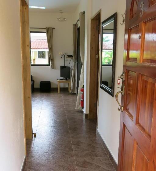 خانه یا کلبه ی ییلاقی با نمای استخر, Alona S Coral Garden Resort