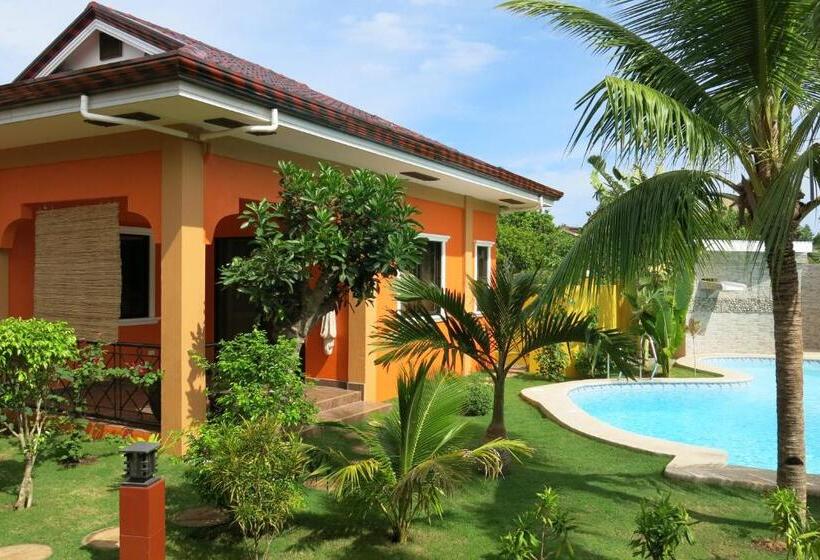 خانه یا کلبه ی ییلاقی با نمای استخر, Alona S Coral Garden Resort