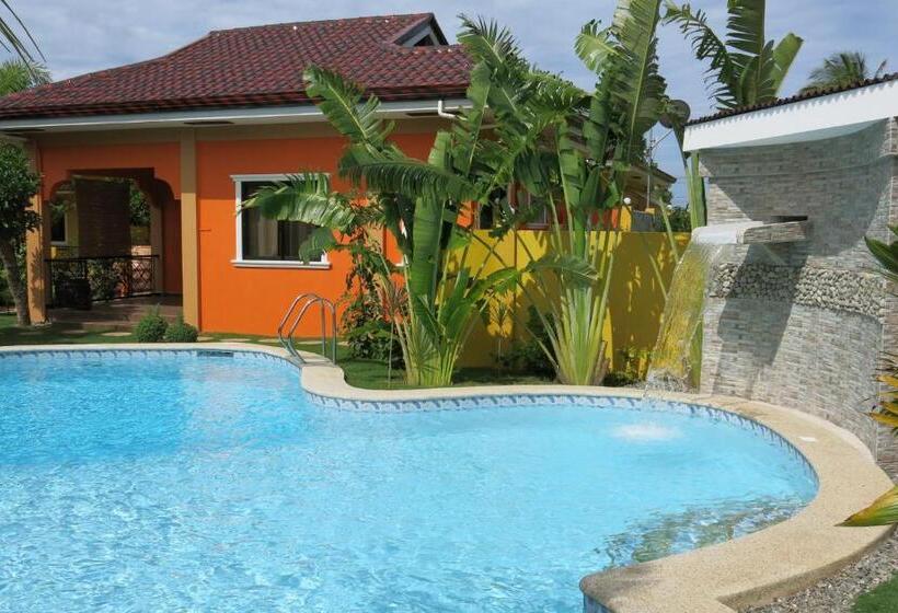 خانه یا کلبه ی ییلاقی با نمای استخر, Alona S Coral Garden Resort