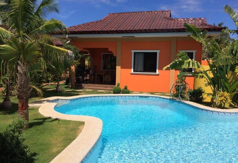 خانه یا کلبه ی ییلاقی با نمای استخر, Alona S Coral Garden Resort