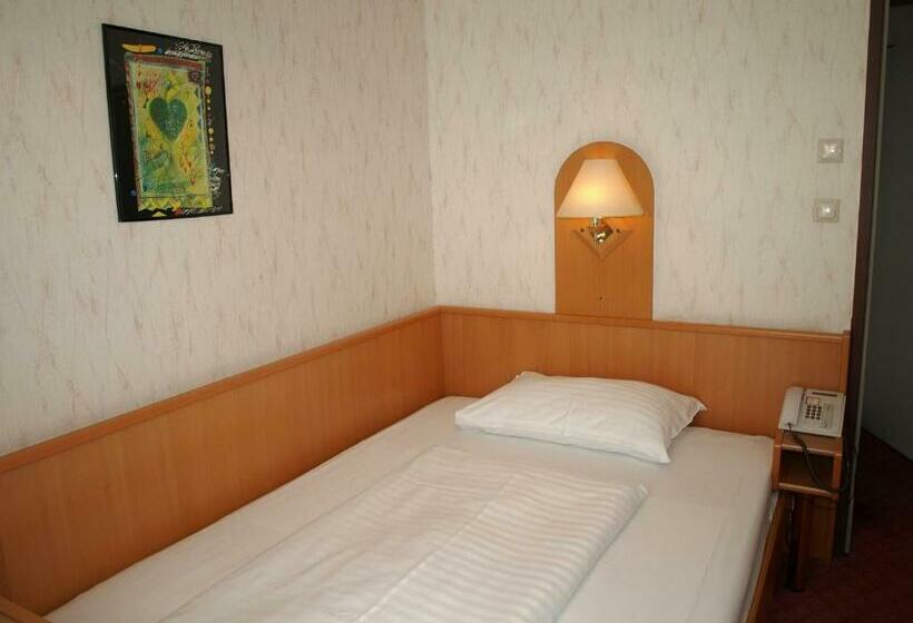 이코노미 룸, Admiral