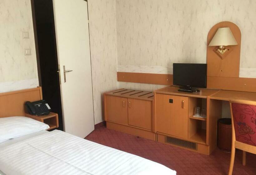 이코노미 룸, Admiral