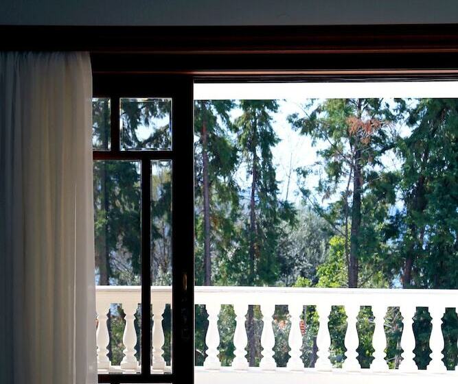 חדר דופלקס, Candia House