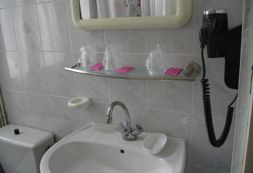 غرفة قياسية ثلاثية, Central