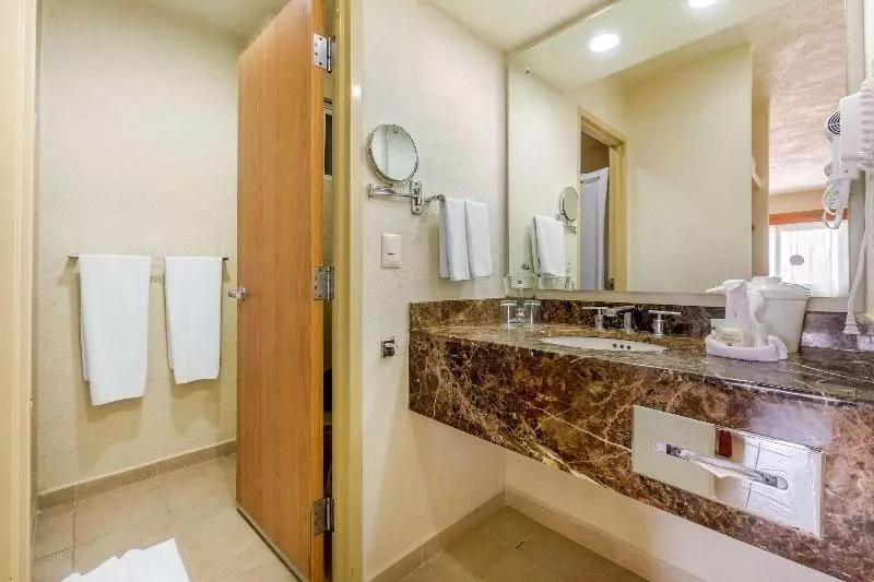 اتاق استاندارد با تخت بزرگ, Comfort Inn Puerto Vallarta Golfside & Marina