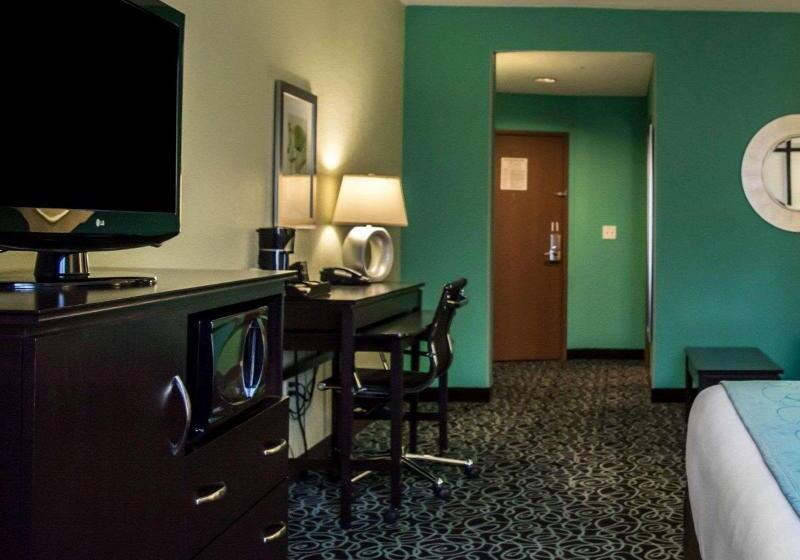מיטת קינג בסוויטה, Hampton Inn By Hilton Tampa Fairgrounds Casino