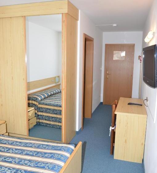 חדר סטנדרט, Debra Park