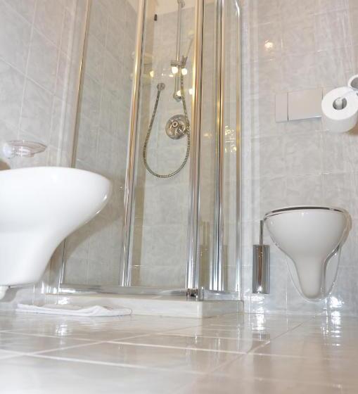 חדר סטנדרט לשלושה, Debra Park