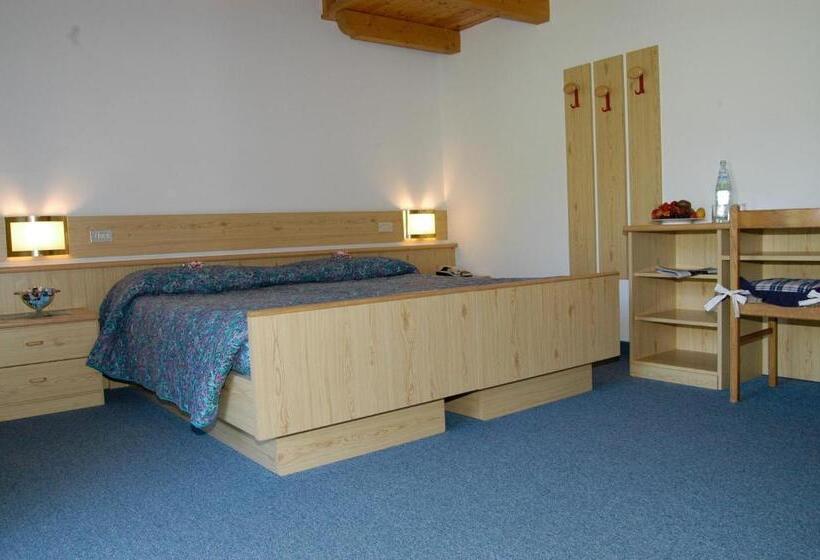 חדר סטנדרט לארבעה, Debra Park