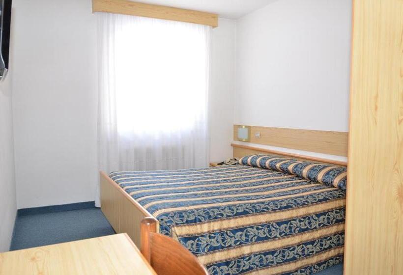 חדר סטנדרט לארבעה, Debra Park