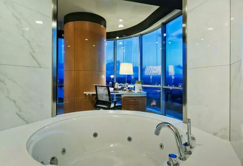 キングサイズベッドのスタンダードルーム, Doubletree By Hilton Istanbulmoda