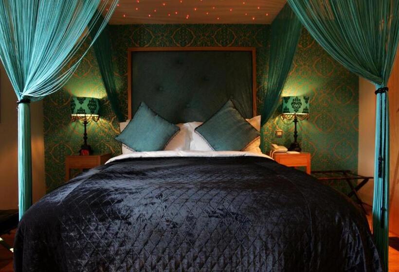 Полулюкс, Glenskirlie Castle