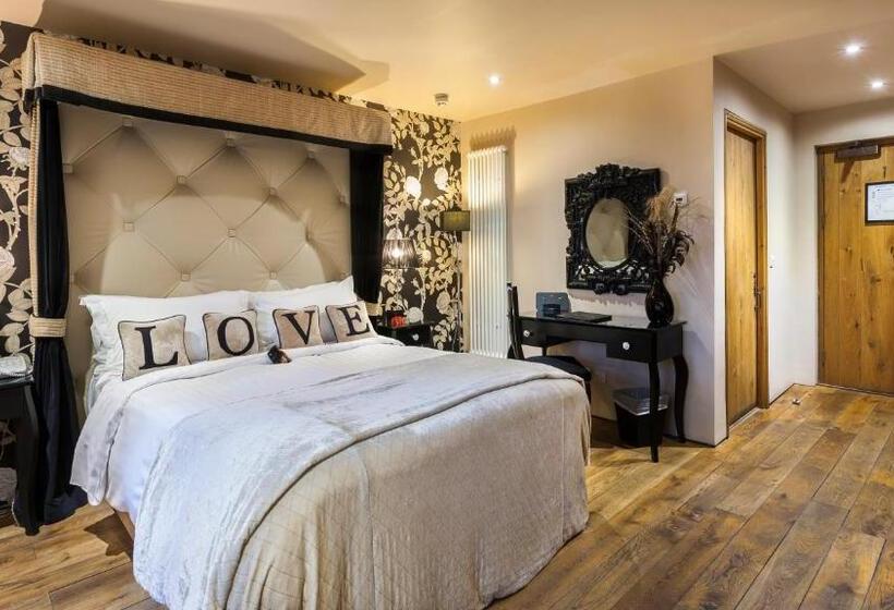 Полулюкс, Glenskirlie Castle