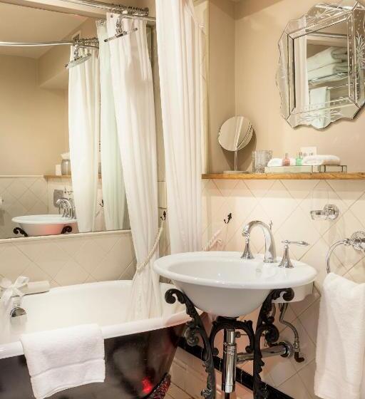 Family Suite, Glenskirlie Castle