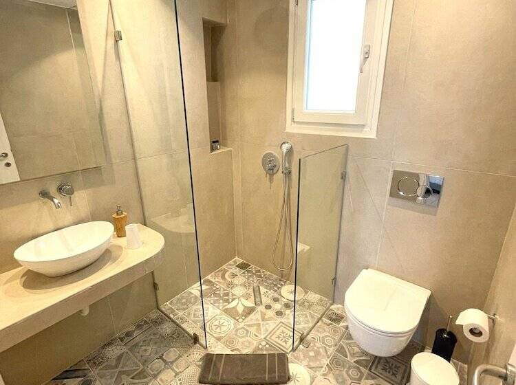 Номер Стандарт Вид на Город, Lefteris