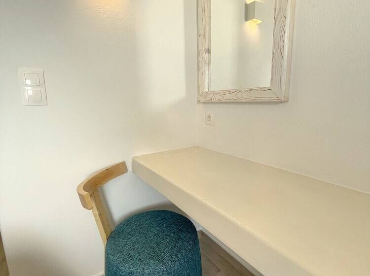 Номер Стандарт Вид на Город, Lefteris