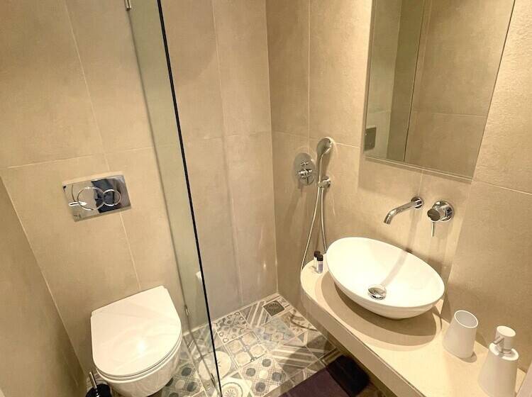 Номер Стандарт Индивидуальный, Lefteris